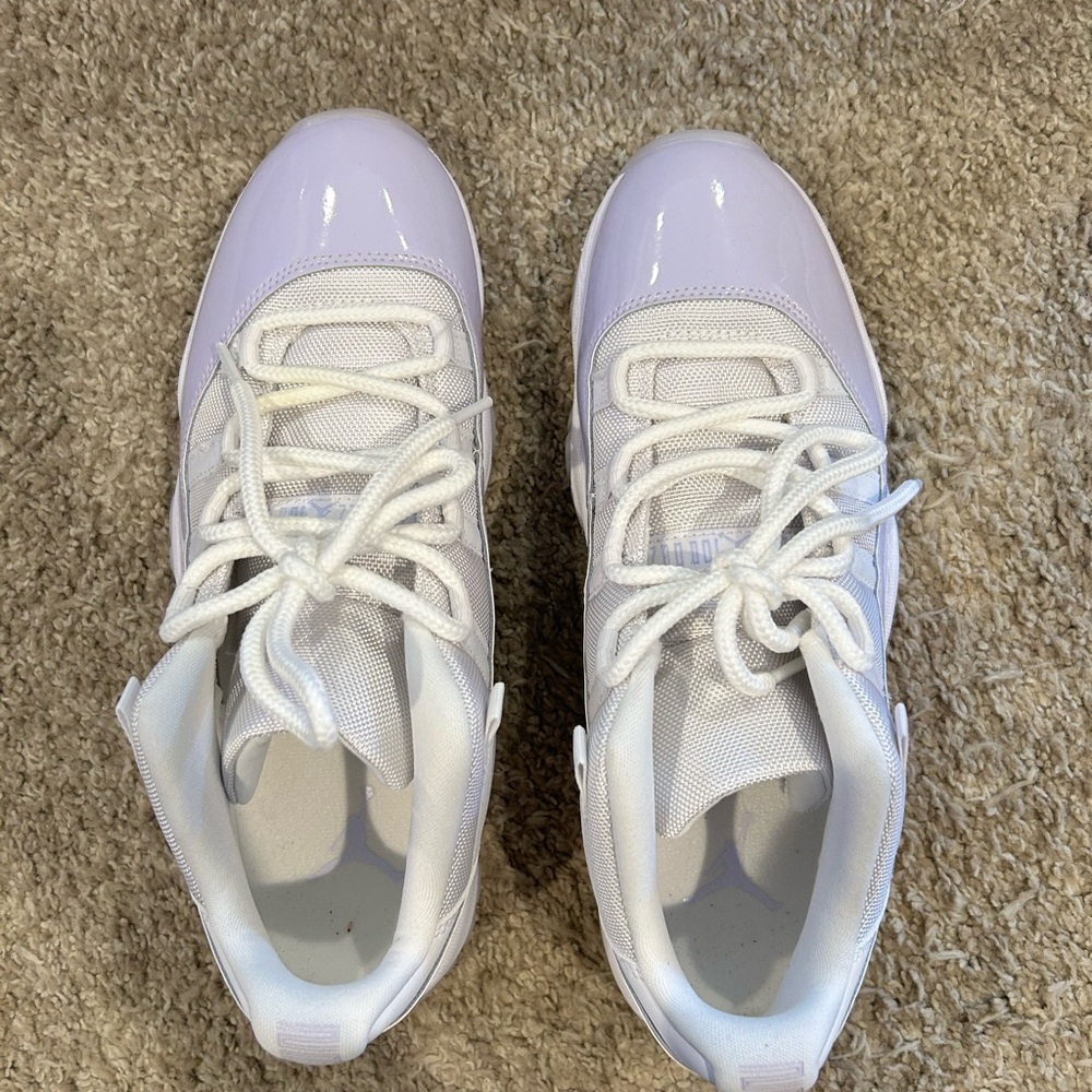 Jordan 11 Low. Violet